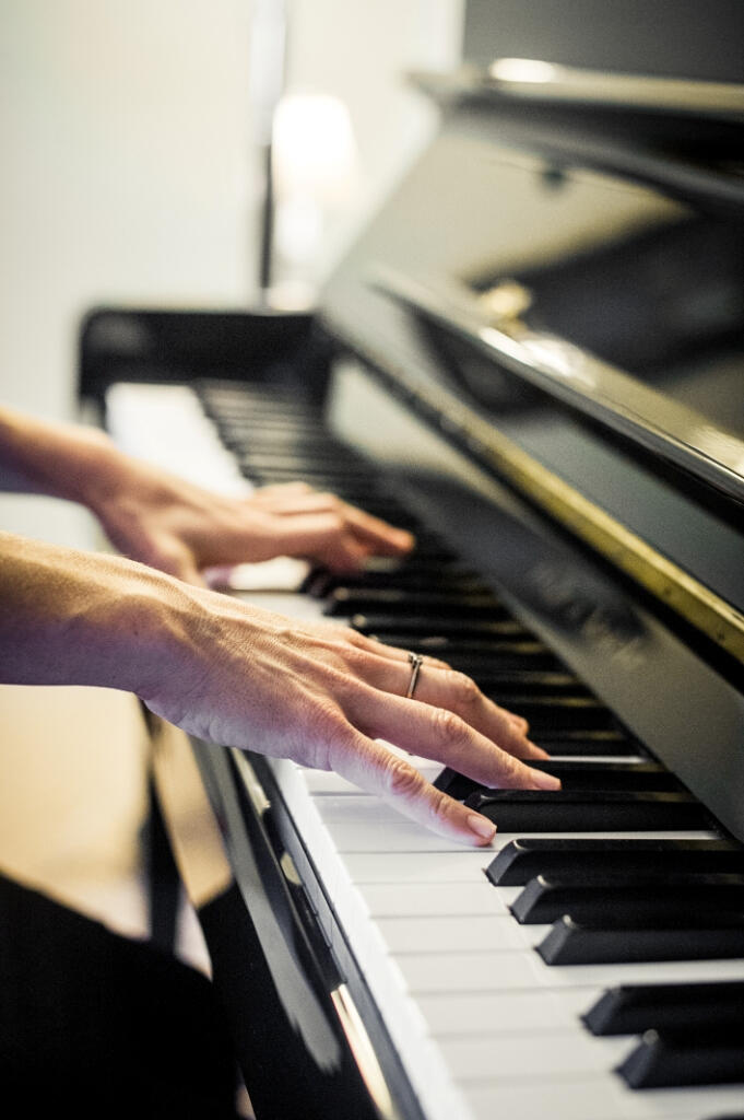Kathryn Davies playing the piano Photo of Kathryn Davies' hands playing piano
